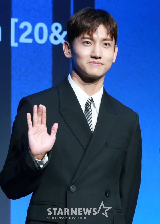 데뷔 20주년을 맞은 듀오 동방신기(TVXQ) 최강창민이 26일 오후 서울 여의도 콘래드 호텔에서 진행된 정규 9집 '20&2' 발매기념 기자간담회에 참석해 포즈를 취하고 있다. 타이틀곡 '레벨'은 강렬한 드럼 비트와 무게감 넘치는 신스 베이스가 폭발적인 에너지를 만들어내는 댄스 곡으로, 리드미컬한 트랙 위로 다이내믹한 보컬이 이끄는 극적인 사운드 전환이 듣는 재미를 배가시킨다. /2023.12.26 /사진=이동훈
