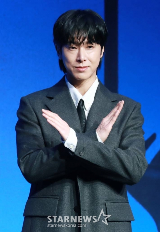 데뷔 20주년을 맞은 듀오 동방신기(TVXQ) 유노윤호가 26일 오후 서울 여의도 콘래드 호텔에서 진행된 정규 9집 '20&2' 발매기념 기자간담회에 참석해 포즈를 취하고 있다. 타이틀곡 '레벨'은 강렬한 드럼 비트와 무게감 넘치는 신스 베이스가 폭발적인 에너지를 만들어내는 댄스 곡으로, 리드미컬한 트랙 위로 다이내믹한 보컬이 이끄는 극적인 사운드 전환이 듣는 재미를 배가시킨다. /2023.12.26 /사진=이동훈