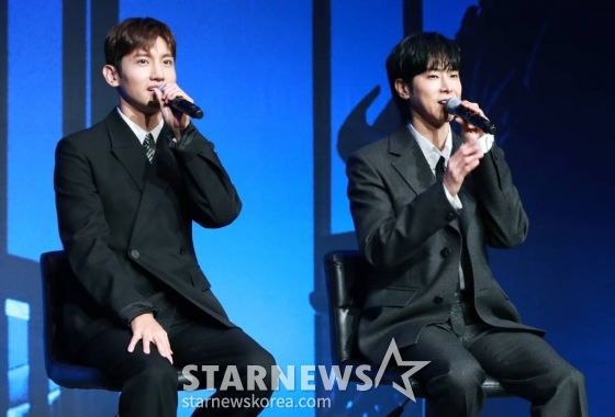 데뷔 20주년을 맞은 듀오 동방신기(TVXQ)가 26일 오후 서울 여의도 콘래드 호텔에서 진행된 정규 9집 '20&2' 발매기념 기자간담회에 참석해 인사말을 하고 있다. 타이틀곡 '레벨'은 강렬한 드럼 비트와 무게감 넘치는 신스 베이스가 폭발적인 에너지를 만들어내는 댄스 곡으로, 리드미컬한 트랙 위로 다이내믹한 보컬이 이끄는 극적인 사운드 전환이 듣는 재미를 배가시킨다. /2023.12.26 /사진=이동훈