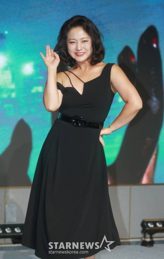 코미디언 박나래가 8일 오전 서울 마포구 호텔 나루에서 진행된 넷플릭스 새 예능 '좀비버스' 제작발표회에 참석해 포즈를 취하고 있다. 어느 날 갑자기 좀비 세계로 변해버린 서울 일대에서 퀘스트를 수행하며 살아남아야 하는 좀비 유니버스 예능 '좀비버스'는 8일 공개된다. /2023.08.08 /사진=이동훈