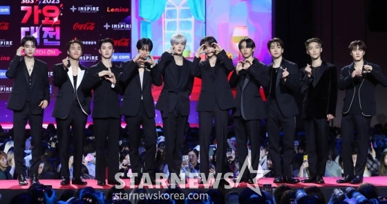 그룹 더보이즈가 25일 오후 인천 영종도 인스파이어 컨벤션 그랜드볼룸에서 진행된 '2023 SBS 가요대전' 레드카펫 행사에 참석해 포즈를 취하고 있다. 2023.12.25 /사진=김창현