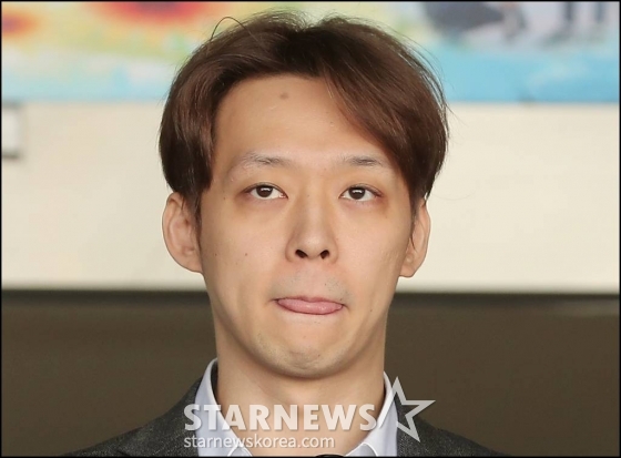 총 7차례 마약투약혐의로 구속된 가수 겸 배우 박유천이 3일 오전 경기 수원남부경찰서에서 검찰 송치를 위해 호송 차량으로 이동하고 있다. /사진=김창현 기자 chmt@