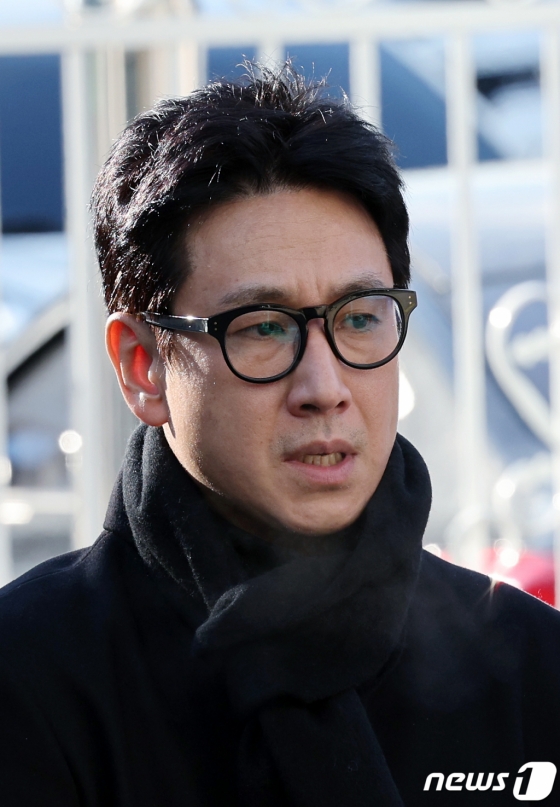 (인천=뉴스1) 박정호 기자 = 마약 투약 혐의를 받고 있는 배우 이선균 씨가 23일 오전 인천 남동구 인천논현경찰서로 3차 소환조사를 받기 위해 도착해 입장을 밝히고 있다. 경찰은 이 씨의 마약 투약 혐의 외에도 이 씨가 고소한 공갈 사건에 대해서도 조사를 이어갈 예정이다. 한편 이 씨 등에게 마약을 제공하고 투약한 혐의를 받는 서울 강남의 성형외과 의사는 지난 20일 구속됐다. 2023.12.23/뉴스1 Copyright (C) 뉴스1. All rights reserved. 무단 전재 및 재배포, AI학습 이용 금지.