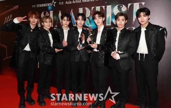 그룹 제로베이스원이 14일 필리핀 아레나에서 열린 '2023 아시아 아티스트 어워즈 인 필리핀'(2023 Asia Artist Awards IN THE PHILIPPINES, 이하 '2023 AAA')에서 AAA 베스트 뮤지션, 신인상을 수상한 뒤 포즈를 취하고 있다. '2023 AAA'는 스타뉴스가 주최하고 Asia Artist Awards 조직위원회, TONZ 엔터테인먼트, PULP Live World가 공동 주관한다. 그룹 아이브(IVE) 장원영, 가수 강다니엘, 그룹 제로베이스원 성한빈이 MC를 맡았다. 2023.12.14 /사진=이동훈