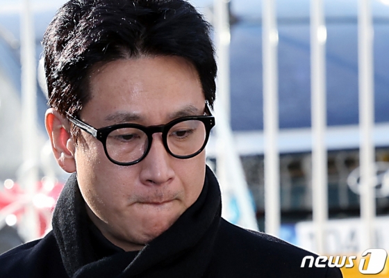(서울=뉴스1) 박정호 기자 = 마약류 투약 혐의로 경찰 수사를 받던 배우 이선균씨(48)가 숨진 채 발견됐다. 27일 경찰에 따르면 이씨는 서울 종로구 와룡공원 인근에서 숨진 채 발견됐다. 경찰은 112 신고를 접수하고 현장으로 출동했다. 사고 현장에서는 번개탄을 피운 흔적도 있는 것으로 전해졌다. 경찰은 그가 극단적 선택을 한 것으로 추정하고 있으며 자세한 사망 이유 등을 조사할 방침이다. 사진은 이선균 씨가 지난 23일 오전 인천 남동구 인천논현경찰서로 3차 소환조사를 받기 위해 도착한 모습.(뉴스1 DB)2023.12.27/뉴스1 Copyright (C) 뉴스1. All rights reserved. 무단 전재 및 재배포, AI학습 이용 금지.