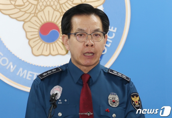 (인천=뉴스1) 김민지 기자 = 김희중 인천경찰청장이 28일 오후 인천경찰청에서 마약 투약 혐의로 경찰 수사를 받다 극단적 선택을 한 배우 이선균 사건 관련 입장을 발표하고 있다. 2023.12.28/뉴스1 Copyright (C) 뉴스1. All rights reserved. 무단 전재 및 재배포, AI학습 이용 금지.
