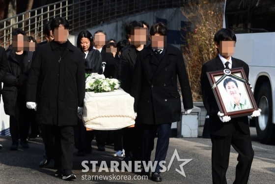 배우 故 이선균 발인이 29일 오후 서울 종로구 서울대학교병원 장례식장에서 엄수되고 있다.  고 이선균은 지난 27일 오전 서울 종로구 와룡공원 인근 노상에 세워둔 차 안에서 숨진 채 발견됐다. 향년 48세. 경찰은 그가 극단적 선택을 한 것으로 보고 자세한 사망 경위를 조사 중이다. / <사진공동취재단> /사진=김창현