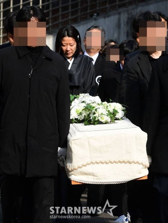 배우 故 이선균 발인이 29일 오후 서울 종로구 서울대학교병원 장례식장에서 엄수되고 있다.  고 이선균은 지난 27일 오전 서울 종로구 와룡공원 인근 노상에 세워둔 차 안에서 숨진 채 발견됐다. 향년 48세. 경찰은 그가 극단적 선택을 한 것으로 보고 자세한 사망 경위를 조사 중이다. / <사진공동취재단> /사진=김창현