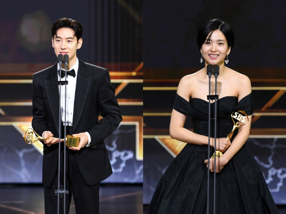 '2023 SBS 연기대상'에서 대상을 수상한 이제훈, 김태리./사진=SBS