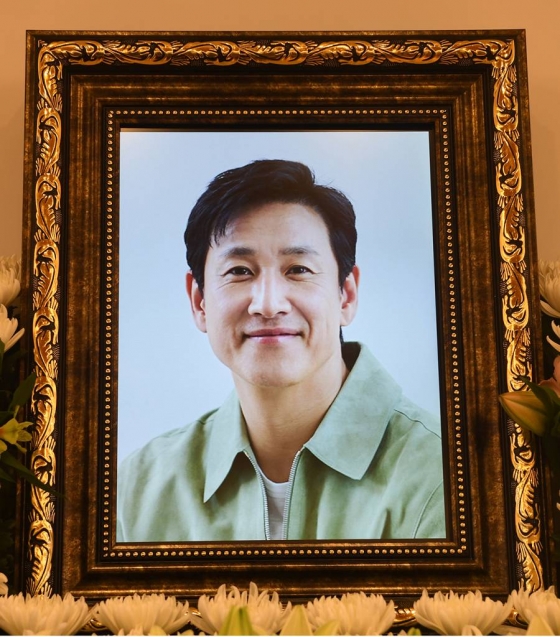 27일 서울 종로구 서울대학교병원 장례식장에 마련 故 이선균의 빈소에 영정사진이 놓여 있다. 아내인 전혜진이 상주로 이름을 올렸다. 발인은 29일, 장지는 전북 부안군 선영이다. /사진공동취재단 2023.12.27 /사진=이동훈