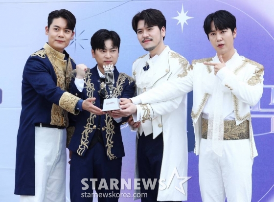크로스오버 그룹 라포엠이 3일 오전 인천 남동체육관에서 진행된 KBS 2TV '불후의 명곡' 상반기 왕중왕전 레드카펫 행사에 참석해 포즈를 취하고 있다. 2023.07.03 /사진=김창현 기자 chmt@