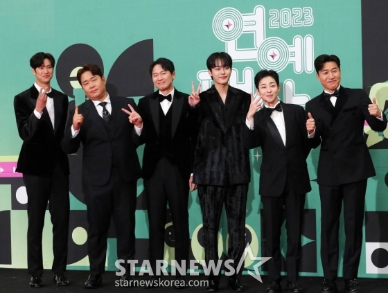 '1박 2일' 나인우, 문세윤, 연정훈, 유선호, 딘딘, 김종민이 23일 오후 서울 영등포구 여의도동 KBS 신관홀에서 진행된 '2023 KBS 연예대상' 레드카펫에 참석해 포즈를 취하고 있다. 2023.12.23 /사진=김창현