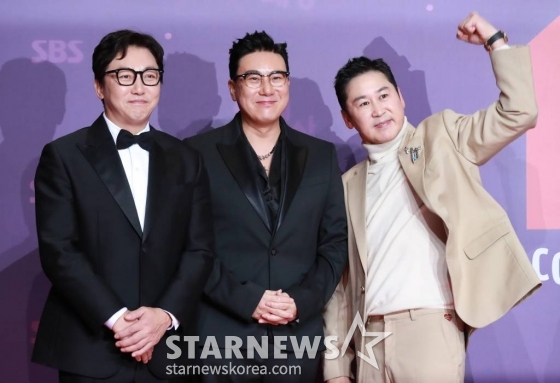 탁재훈, 이상민, 신동엽이 29일 오후 서울 상암동 SBS 프리즘센터에서 진행된 2023 SBS 연예대상 포토월 행사에 참석해 포즈를 취하고 있다. /2023.12.30 /사진=이동훈