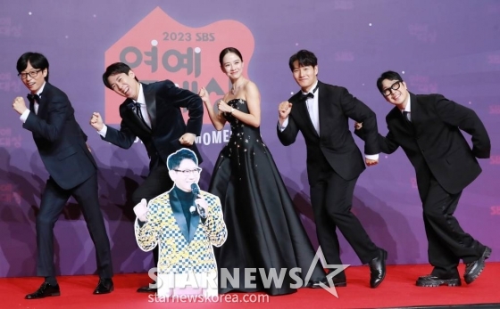 유재석, 양세찬, 송지효, 김종국, 하하가 29일 오후 서울 상암동 SBS 프리즘센터에서 진행된 2023 SBS 연예대상 포토월 행사에 참석해 포즈를 취하고 있다. /2023.12.30 /사진=이동훈