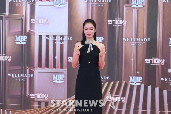 배우 안은진이 30일 오후 서울 마포구 상암동 MBC 사옥에서 진행된 '2023 MBC 연기대상' 레드카펫 행사에 참석해 포즈를 취하고 있다. / 사진제공 = MBC /사진=김창현