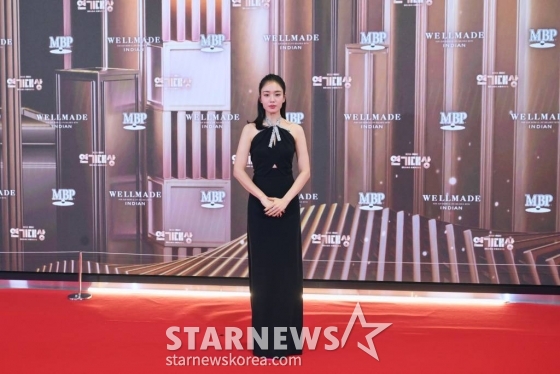 배우 안은진이 30일 오후 서울 마포구 상암동 MBC 사옥에서 진행된 '2023 MBC 연기대상' 레드카펫 행사에 참석해 포즈를 취하고 있다. / 사진제공 = MBC /사진=김창현
