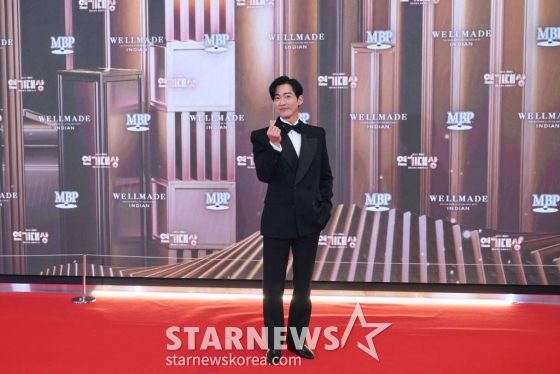 배우 남궁민이 30일 오후 서울 마포구 상암동 MBC 사옥에서 진행된 '2023 MBC 연기대상' 레드카펫 행사에 참석해 포즈를 취하고 있다. / 사진제공 = MBC /사진=김창현