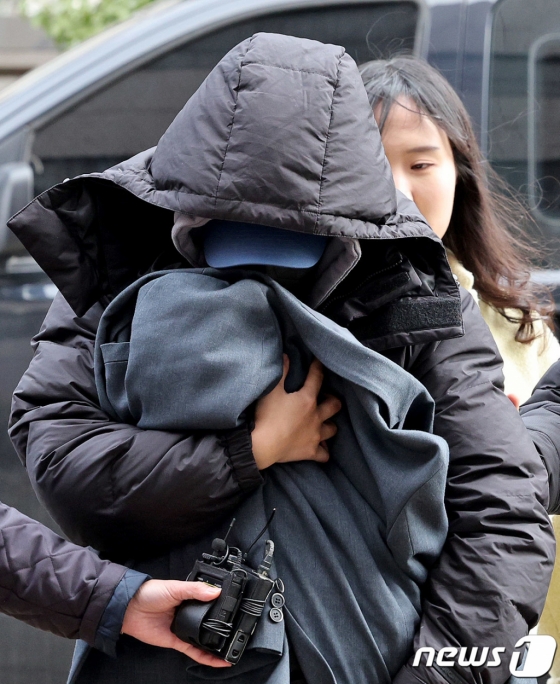 (인천=뉴스1) 장수영 기자 = 배우 故이선균에게 협박해 수천만 원을 받은 20대 여성 A씨가 28일 오후 인천 미추홀구 인천지방법원에서 열린 구속 전 피의자 심문(영장실질심사)에 출석하고 있다. 2023.12.28/뉴스1 Copyright (C) 뉴스1. All rights reserved. 무단 전재 및 재배포, AI학습 이용 금지.