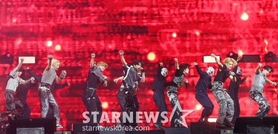 그룹 스트레이키즈(Stray Kids)가 지난 14일 필리핀 아레나에서 열린 '2023 아시아 아티스트 어워즈 인 필리핀'(2023 Asia Artist Awards IN THE PHILIPPINES, 이하 '2023 AAA')에서 멋진 무대를 선보이고 있다. /사진=김창현
