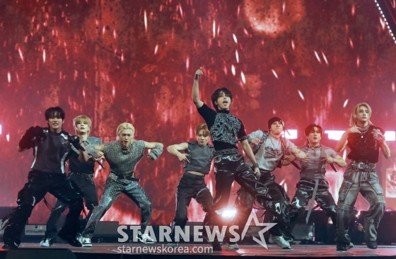 그룹 스트레이키즈(Stray Kids)가 지난 14일 필리핀 아레나에서 열린 '2023 아시아 아티스트 어워즈 인 필리핀'(2023 Asia Artist Awards IN THE PHILIPPINES, 이하 '2023 AAA')에서 멋진 무대를 선보이고 있다. /사진=김창현