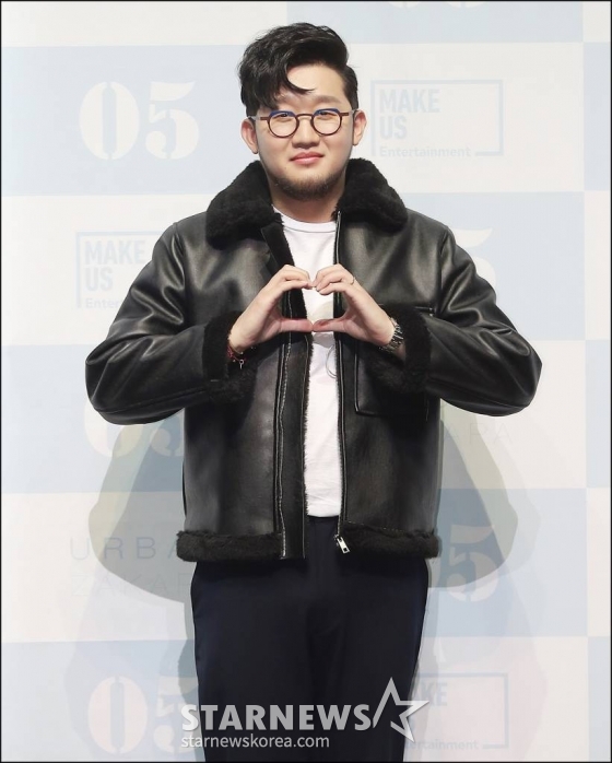 R&B 혼성그룹 어반자카파 박용인이 27일 오후 서울 서대문구 이화여자대학교 삼성홀에서 진행된 정규 5집 앨범 '05' 발매 기념 쇼케이스에서 포즈를 취하고 있다.   '05'에는 더블 타이틀 곡 '이 밤이 특별해진 건', '뜻대로'를 비롯해 '비틀비틀', '혼자', '목요일 밤', '나쁜 연애', '허우적허우적', '비가 내린다', '그때의 나, 그때의 우리', '그런 밤'까지 총 10트랙이 수록됐다. /사진=김창현 기자 chmt@