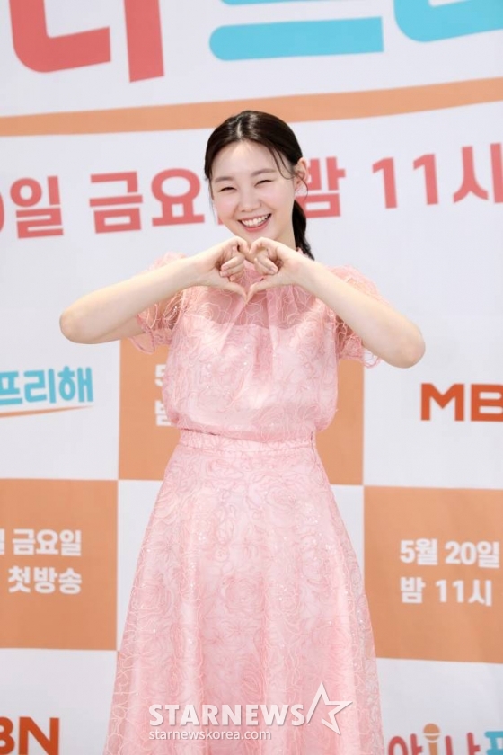 아나운서 김수민이 20일 오후 온라인 생중계로 진행된 MBN 새 예능 '아!나 프리해' 제작발표회에 참석해 포즈를 취하고 있다. 프리 아나운서들이 예능 정글에서 살아남기 위한 그들의 고군분투를 담은 프로그램 '아!나 프리해'는 오늘(20일) 첫 방송된다. /사진제공=MBN 2022.05.20 /사진=이동훈 기자 photoguy@