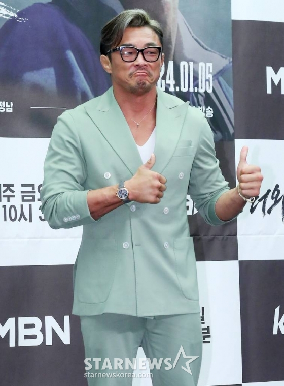 방송인 추성훈이 3일 오전 서울 마포구 상암동 스탠포드 서울에서 진행된 MBN 예능프로그램 '더 와일드'(THE WILD) 제작발표회에 참석해 포즈를 취하고 있다. '더 와일드'는 추성훈-진구-배정남, 세 명의 '와일더'들이 캐나다 국립공원의 경이로운 자연과 야생 속에서 다양한 액티비티를 직접 계획하여 탐험하는 '본격 DIY 어드벤처 리얼리티'다. 2023.01.03 /사진=김창현
