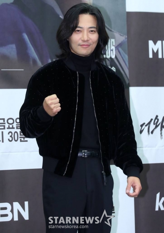 배우 진구가 3일 오전 서울 마포구 상암동 스탠포드 서울에서 진행된 MBN 예능프로그램 '더 와일드'(THE WILD) 제작발표회에 참석해 포즈를 취하고 있다. '더 와일드'는 추성훈-진구-배정남, 세 명의 '와일더'들이 캐나다 국립공원의 경이로운 자연과 야생 속에서 다양한 액티비티를 직접 계획하여 탐험하는 '본격 DIY 어드벤처 리얼리티'다. 2023.01.03 /사진=김창현