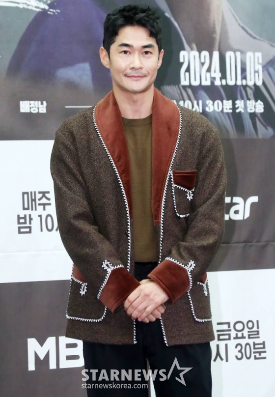 배우 배정남이 3일 오전 서울 마포구 상암동 스탠포드 서울에서 진행된 MBN 예능프로그램 '더 와일드'(THE WILD) 제작발표회에 참석해 포즈를 취하고 있다. '더 와일드'는 추성훈-진구-배정남, 세 명의 '와일더'들이 캐나다 국립공원의 경이로운 자연과 야생 속에서 다양한 액티비티를 직접 계획하여 탐험하는 '본격 DIY 어드벤처 리얼리티'다. 오는 5일 첫 방송. 2023.01.03 /사진=김창현