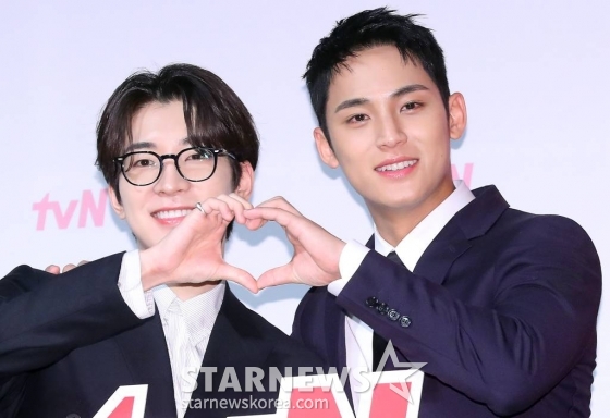 그룹 세븐틴 원우, 민규가 3일 오후 서울 강남구 논현동 엘리에나호텔에서 진행된 tvN 예능 '나나투어 with 세븐틴' 제작발표회에 참석해 포즈를 취하고 있다.  '나나투어 with 세븐틴'은, 가이드로 재취업한 여행 예능 20년 차 베테랑 'NA이드'(나영석 PD)와 함께 여름의 이탈리아로 떠난 데뷔 9년 차 세븐틴의 진한 '우정 여행기'를 담은 버라이어티 예능 프로그램이다. 오는 5일 첫 방송. 2024.01.03 /사진=김창현