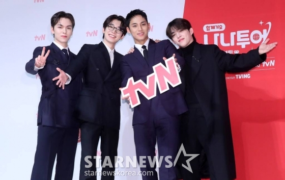 그룹 세븐틴 버논, 원우, 민규, 에스쿱스가 3일 오후 서울 강남구 논현동 엘리에나호텔에서 진행된 tvN 예능 '나나투어 with 세븐틴' 제작발표회에 참석해 포즈를 취하고 있다. '나나투어 with 세븐틴'은, 가이드로 재취업한 여행 예능 20년 차 베테랑 'NA이드'(나영석 PD)와 함께 여름의 이탈리아로 떠난 데뷔 9년 차 세븐틴의 진한 '우정 여행기'를 담은 버라이어티 예능 프로그램이다. 오는 5일 첫 방송. 2024.01.03 /사진=김창현