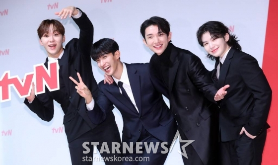 그룹 세븐틴 보컬 유닛 승관, 도겸, 조슈아, 우지가 3일 오후 서울 강남구 논현동 엘리에나호텔에서 진행된 tvN 예능 '나나투어 with 세븐틴' 제작발표회에 참석해 포즈를 취하고 있다. '나나투어 with 세븐틴'은, 가이드로 재취업한 여행 예능 20년 차 베테랑 'NA이드'(나영석 PD)와 함께 여름의 이탈리아로 떠난 데뷔 9년 차 세븐틴의 진한 '우정 여행기'를 담은 버라이어티 예능 프로그램이다. 오는 5일 첫 방송. 2024.01.03 /사진=김창현