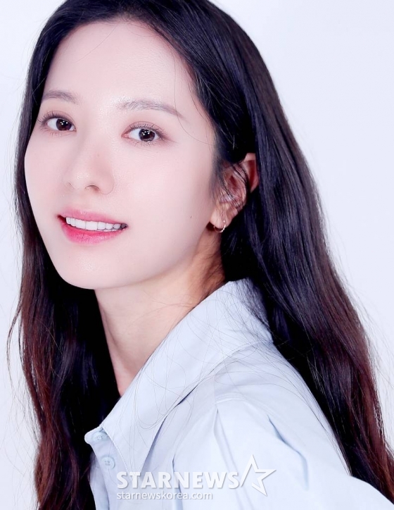 가수 겸 배우 보나(본명 김지연)가 서울 종로구 스타뉴스 사옥에서 진행된 '2022 아시아 아티스트 어워즈 인 재팬'(2022 Asia Artist Awards In Japen, 이하 2022 AAA) 수상 인터뷰에 앞서 포즈를 취하고 있다. 보나는 '2022 AAA'에서 베스트 액팅 퍼포먼스 상을 수상했다. 지난해 방영됐던 tvN 드라마 '스물다섯 스물하나'에서 고유림 역을 열연했던 보나는 탄탄한 연기력으로 대중들에게 배우 김지연으로 큰 사랑을 받았다. /사진=김창현 기자 chmt@