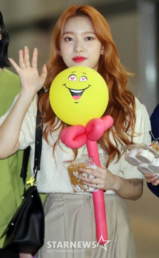 그룹 에이프릴 양예나가 6일 오후 경기 고양시 MBC드림센터에서 '쇼 챔피언' 생방송을 마치고 나서고 있다. /사진=임성균 기자 tjdrbs23@