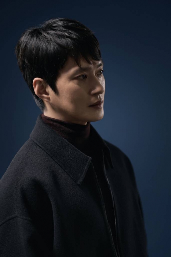 배우 김성규가 4일 오후 서울 종로구 삼청동의 한 카페에서 진행된 영화 '노량: 죽음의 바다' 관련 인터뷰를 위해 포즈를 취하고 있다. 김성규는 극 중 이순신 장군의 곁을 지키는 항왜 군사 준사 역을 열연했다. '노량: 죽음의 바다'는 임진왜란 발발 후 7년, 조선에서 퇴각하려는 왜군을 완벽하게 섬멸하기 위한 이순신 장군의 최후의 전투를 그린 전쟁 액션 대작. 전국 극장에서 절찬 상영중이다. / 사진제공 = (주)에이스메이커무비웍스, 롯데엔터테인먼트 /사진=김창현