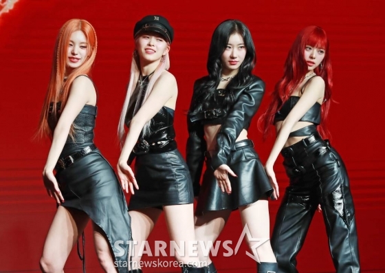 걸그룹 있지(ITZY)가 8일 오후 서울 여의도 콘래드호텔에서 진행된 여덟번째 미니앨범 '‘본 투 비' 발매 기념 기자간담회에서 포즈를 취하고 있다. 이번 앨범에는 타이틀곡 ‘언터처블’을 비롯해 ‘본 투 비’, ‘미스터 뱀파이어’, ‘다이너마이트’, ‘에스컬레이터’ 등 총 10곡이 수록됐다. /2024.01.08 /사진=이동훈