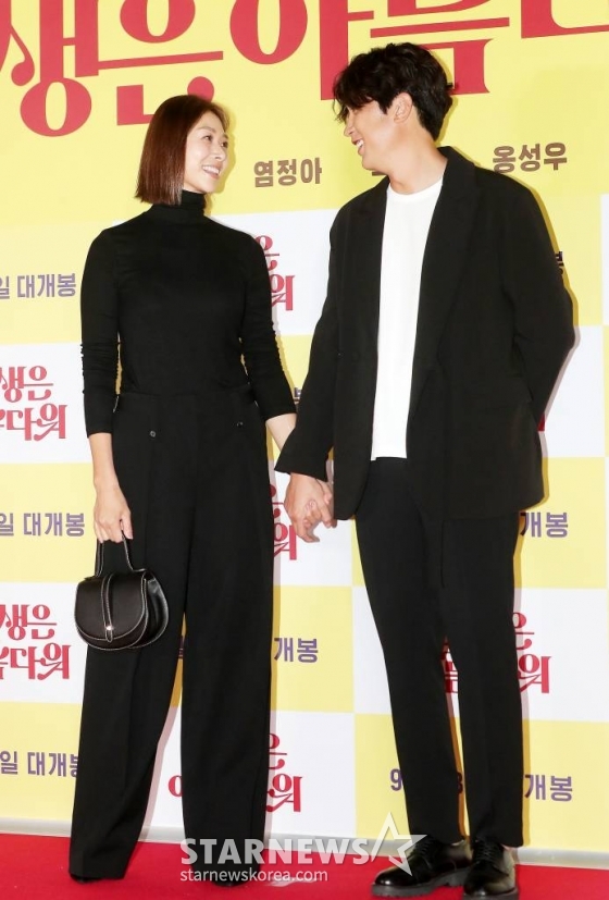 배우 장신영, 강경준 부부가 26일 오후 서울 송파구 롯데월드 타워 롯데시네마에서 열린 영화 '인생은 아름다워' VIP 시사회에 참석해 포즈를 취하고 있다. '인생은 아름다워'는 자신의 생일선물로 첫사랑을 찾아 달라는 황당한 요구를 한 아내 세연(염정아 분)과 마지못해 그녀와 함께 전국 곳곳을 누비며 과거로의 여행을 떠나게 된 남편 진봉(류승룡 분)이 흥겨운 리듬과 멜로디로 우리의 인생을 노래하는 국내 최초의 주크박스 뮤지컬 영화다. 오는 28일 개봉. 2022.09.26 /사진=김창현 기자 chmt@
