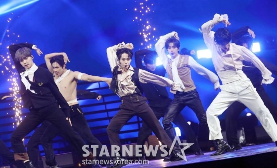 그룹 원어스가 14일 필리핀 아레나에서 열린 '2023 아시아 아티스트 어워즈 인 필리핀'(2023 Asia Artist Awards IN THE PHILIPPINES, 이하 '2023 AAA')에서 멋진 무대를 선보이고 있다. '2023 AAA'는 스타뉴스가 주최하고 Asia Artist Awards 조직위원회, TONZ 엔터테인먼트, PULP Live World가 공동 주관한다. 그룹 아이브(IVE) 장원영, 가수 강다니엘, 그룹 제로베이스원 성한빈이 MC를 맡았다. 2023.12.14 /사진=김창현