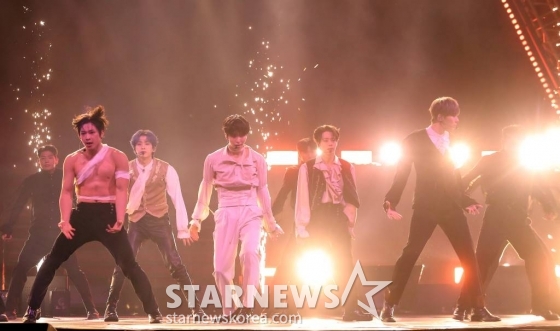 걸그룹 원어스(ONEUS)가 지난 14일 필리핀 아레나에서 열린 '2023 아시아 아티스트 어워즈 인 필리핀'(2023 Asia Artist Awards IN THE PHILIPPINES, 이하 '2023 AAA')에서 멋진 무대를 선보이고 있다. 원어스는 '2023 AAA'에서 AAA 이모티브상을 수상했다. '2023 AAA'는 스타뉴스가 주최하고 Asia Artist Awards 조직위원회, TONZ 엔터테인먼트, PULP Live World가 공동 주관한다. 그룹 아이브(IVE) 장원영, 가수 강다니엘, 그룹 제로베이스원 성한빈이 MC를 맡았다. /사진=김창현