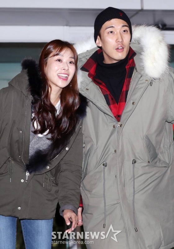 배우 장신영-강경준 커플이 5일 오후 화보촬영 차 인천국제공항을 통해 두바이로 출국하고 있다. /사진=김휘선 기자 hwijpg@