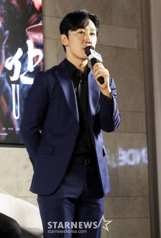 배우 윤진영이 11일 오후 서울 송파구 롯데시네마 워드타워에서 열린 영화 '한산 리덕스' 웰컴백 쇼케이스에 참석해 인사말을 하고 있다. '한산 리덕스'는 1592년 임진왜란 초기 조선의 운명을 건 해전을 앞둔 이순신 장군(박해일 분)의 고뇌와 전투에 임했던 이들의 못다한 이야기를 다룬다. 영화 '한산: 용의 출현'에서 21분 15초가 추가된 버전인 '한산 리덕스'에는 관객들의 호평과 요청에 힘입어 이순신 장군을 비롯한 다양한 인물들의 서사들과 함께 더욱 풍부한 한산해전 시퀀스들이 추가됐다. 2022.11.11 /사진=김창현 기자 chmt@