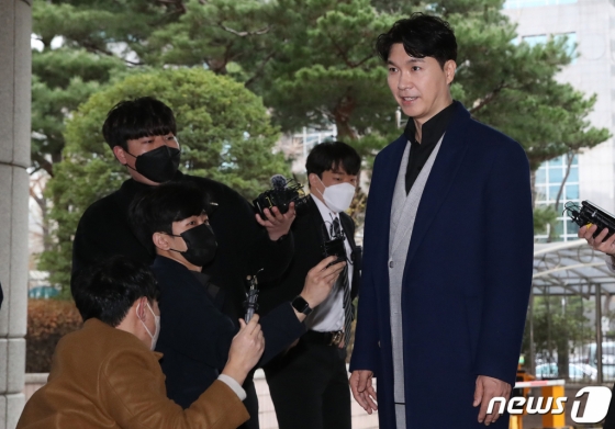 (서울=뉴스1) 임세영 기자 = 방송인 박수홍이 15일 오후 서울 마포구 서울서부지방법원에서 특정경제범죄 가중처벌 등에 관한 법률(횡령) 위반 혐의로 기소된 친형 박 모씨와 배우자 이 모씨에 대한 4차 공판에 증인으로 출석하고 있다. 2023.3.15/뉴스1  Copyright (C) 뉴스1. All rights reserved. 무단 전재 및 재배포 금지.