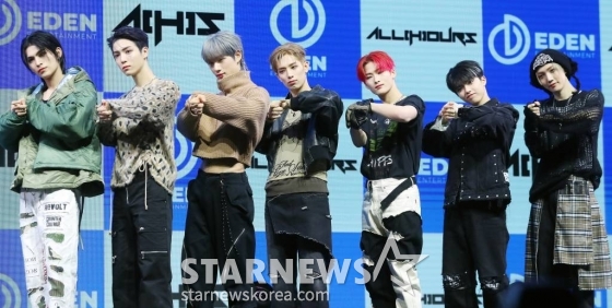 신인 그룹 올아워즈(ALL(H)OURS)가 10일 오후 서울 광진구 예스24 라이브홀에서 진행된 첫 번째 미니 앨범 'ALL OURS(올아워즈)' 발매 기념 쇼케이스에 참석해 포즈를 취하고 있다.  데뷔 앨범 'ALL OURS'에는 'Drift(드리프트)', '으랏차차(GOTCHA)', 'WAO WAO(와오 와오)', 'Racer(레이서)', 'ALL OURS(올아워즈)' 등 올아워즈의 거침없는 패기가 돋보이는 다섯 곡이 수록됐다. 2024.01.10 /사진=김창현