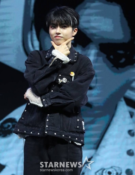 신인 그룹 올아워즈(ALL(H)OURS) 온이 10일 오후 서울 광진구 예스24 라이브홀에서 진행된 첫 번째 미니 앨범 'ALL OURS(올아워즈)' 발매 기념 쇼케이스에 참석해 포즈를 취하고 있다.  데뷔 앨범 'ALL OURS'에는 'Drift(드리프트)', '으랏차차(GOTCHA)', 'WAO WAO(와오 와오)', 'Racer(레이서)', 'ALL OURS(올아워즈)' 등 올아워즈의 거침없는 패기가 돋보이는 다섯 곡이 수록됐다. 2024.01.10 /사진=김창현