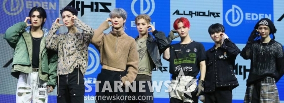 신인 그룹 올아워즈(ALL(H)OURS)가 10일 오후 서울 광진구 예스24 라이브홀에서 진행된 첫 번째 미니 앨범 'ALL OURS(올아워즈)' 발매 기념 쇼케이스에 참석해 포즈를 취하고 있다. 데뷔 앨범 'ALL OURS'에는 'Drift(드리프트)', '으랏차차(GOTCHA)', 'WAO WAO(와오 와오)', 'Racer(레이서)', 'ALL OURS(올아워즈)' 등 올아워즈의 거침없는 패기가 돋보이는 다섯 곡이 수록됐다. 2024.01.10 /사진=김창현
