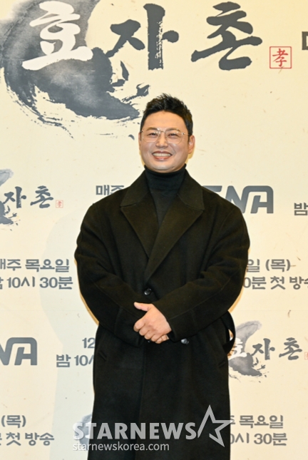 스포츠 트레이너 양치승이 1일 오후 서울 상암동 스탠포드호텔에서 진행된 ENA 예능 '효자촌' 제작발표회에 참석해 포즈를 취하고 있다. 오늘날 점점 희석되어 가는 효의 가치를 새롭게 돌아보기 위한 하이퍼리얼리즘 효도 버라이어티 '효자촌'은 오늘(1일) 첫 방송된다. /사진제공=ENA 2022.12.01 /사진=이동훈 기자 photoguy@