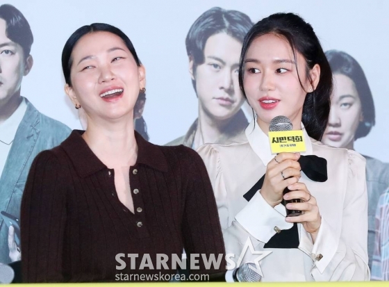배우 안은진이 11일 오후 서울 용산구 아이파크몰 CGV에서 진행된 영화 '시민덕희' 언론시사회 및 기자간담회에서 취재진 질의에 답하고 있다. '시민덕희'는 보이스피싱을 당한 평범한 시민 덕희(라미란 분)에게 사기 친 조직원 재민(공명 분)의 구조 요청이 오면서 벌어지는 통쾌한 추적극이다. 오는 24일 개봉. 2024.01.11 /사진=김창현