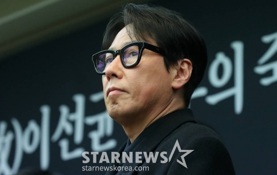 12일 오전 서울 중구 프레스센터에서 진행된 '고(故)이선균 배우의 죽음을 마주하는 문화예술인들의 요구'에 참석한 배우 김의성, 봉준호 감독, 가수 윤종신 등 관계자들이 성명서를 발표하고 있다. 2024.01.12 /사진=김창현