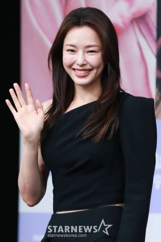 배우 이하늬가 12일 오후 서울 상암동 MBC 골든마우스홀에서 진행된 드라마 '밤에 피는 꽃' 제작발표회에 참석해 포즈를 취하고 있다. '밤에 피는 꽃'은 밤이 되면 담을 넘는 십오 년 차 수절과부 조여화(이하늬 분)와 사대문 안 모두가 탐내는 갓벽남 종사관 박수호(이종원 분)의 담 넘고 선 넘는 아슬아슬 코믹 액션 사극이다. /2024.01.12 /사진=이동훈