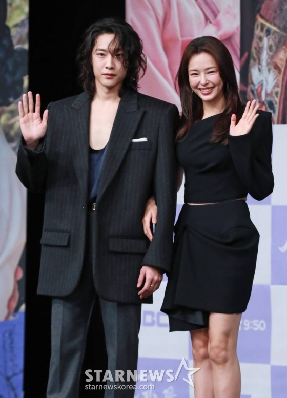 배우 이종원, 이하늬가 12일 오후 서울 상암동 MBC 골든마우스홀에서 진행된 드라마 '밤에 피는 꽃' 제작발표회에 참석해 포즈를 취하고 있다. '밤에 피는 꽃'은 밤이 되면 담을 넘는 십오 년 차 수절과부 조여화(이하늬 분)와 사대문 안 모두가 탐내는 갓벽남 종사관 박수호(이종원 분)의 담 넘고 선 넘는 아슬아슬 코믹 액션 사극이다. /2024.01.12 /사진=이동훈